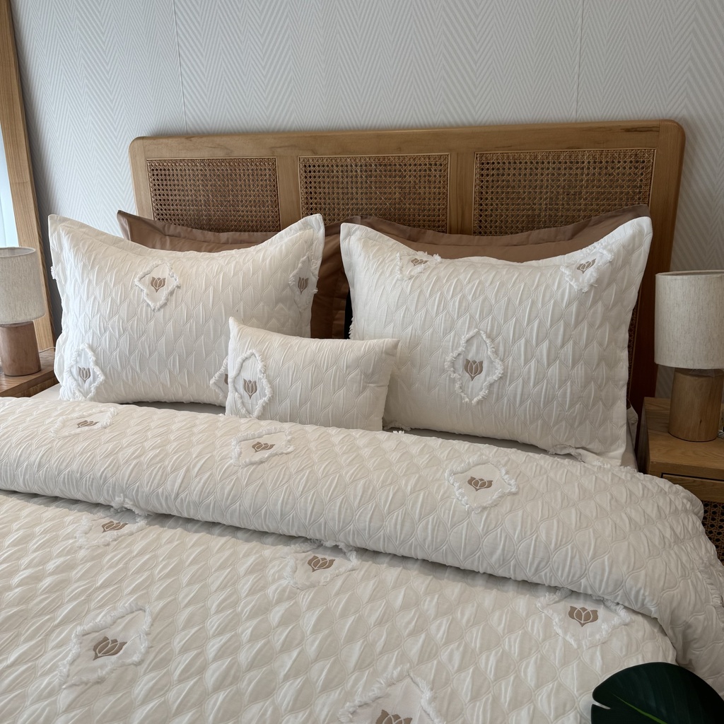 Couvre lit 4 pièces brode coeur 