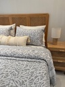 Couvre Lit tunisien 3 pièces Arabesques Entrelacées – Gris Perle & Blanc.