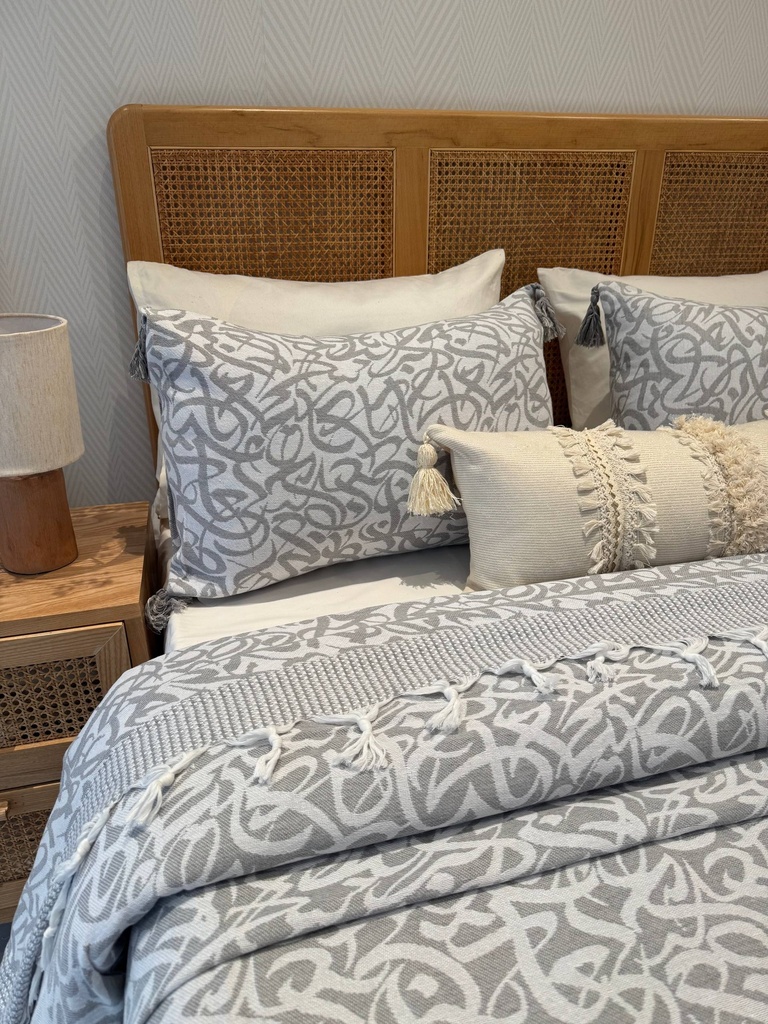 Couvre Lit tunisien 3 pièces Arabesques Entrelacées – Gris Perle & Blanc.