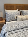 Couvre Lit tunisien 3 pièces Arabesques Entrelacées – Gris Perle & Blanc.