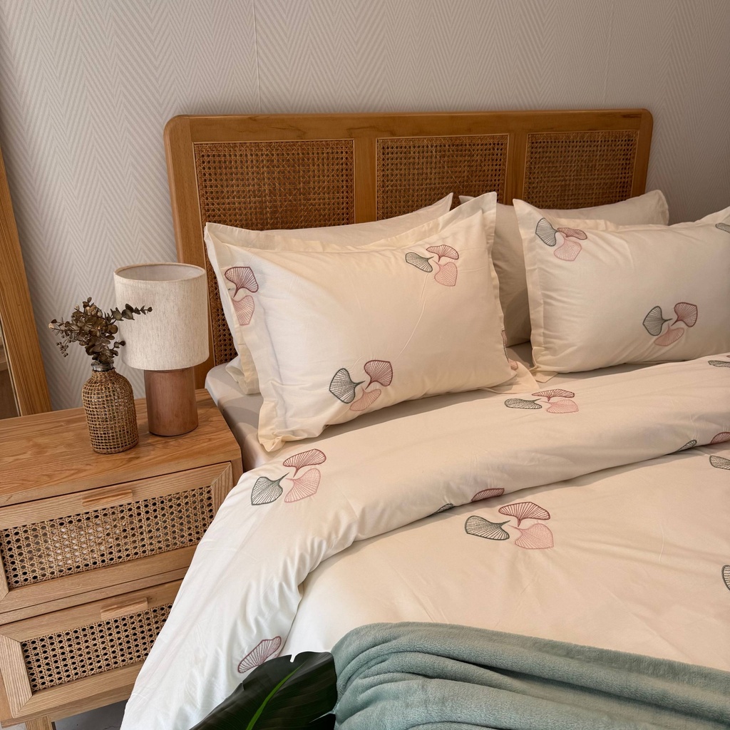 Housse de couette fleurs stylisees brode 3 pieces