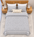 Couvre Lit tunisien 3 pièces Arabesques Entrelacées – Gris Perle & Blanc.