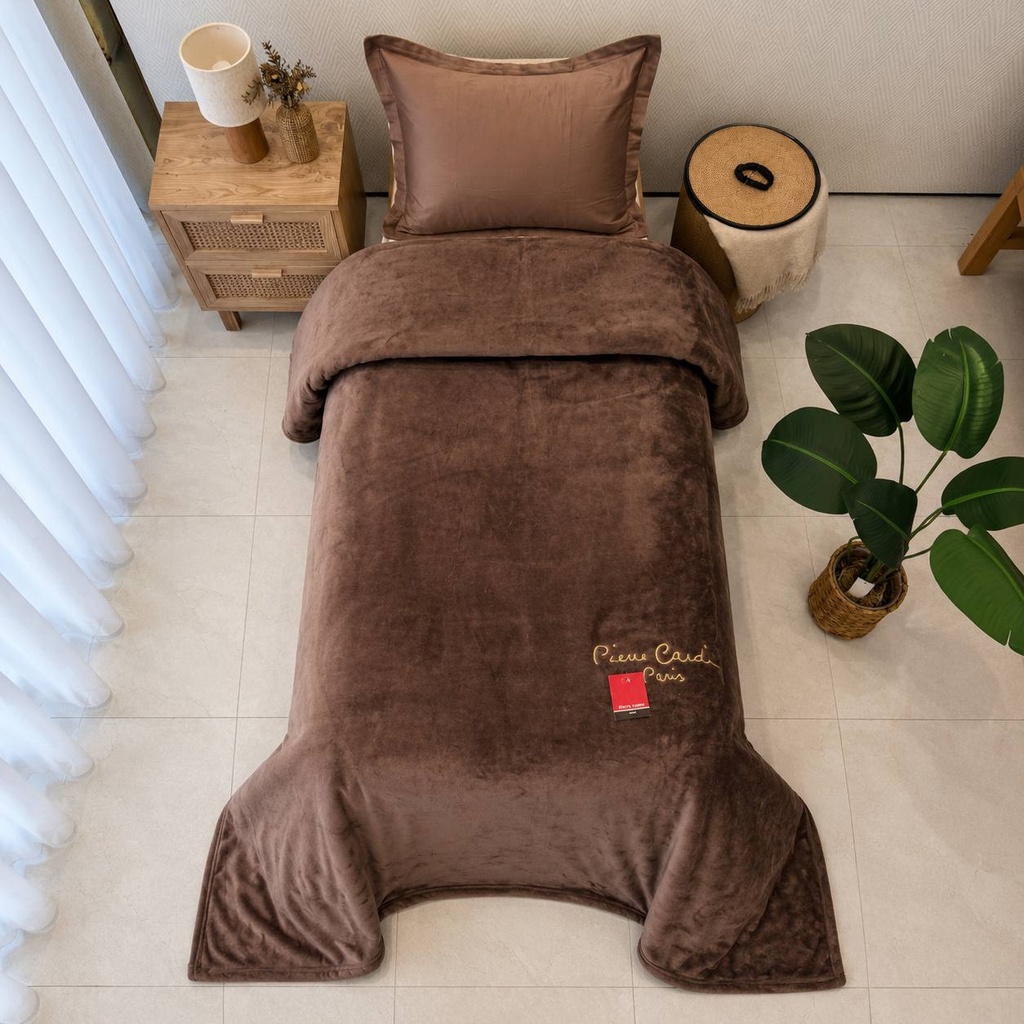 Couverture Piere Cardin 1 place Marron